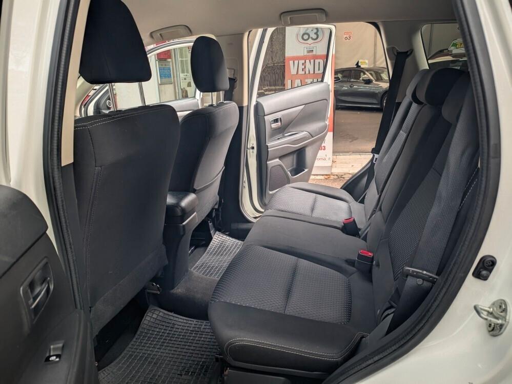 OUTLANDER 2.2 DI-D 4WD 7 POSTI AUTOMATICA EURO 6
