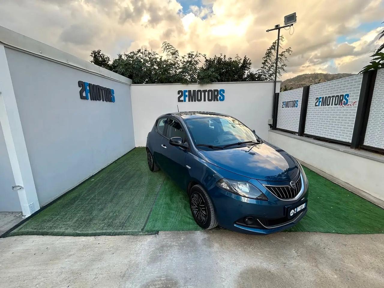 Lancia Ypsilon 1.0 FireFly 5 porte S&S Hybrid Silver