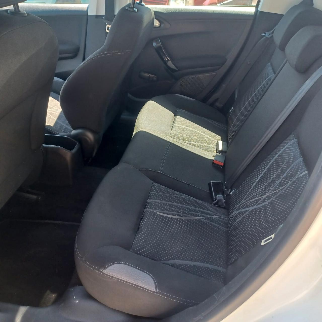 SEMBRA NUOVA PEUGEOT 208 1.4 GPL DI FABBRICA