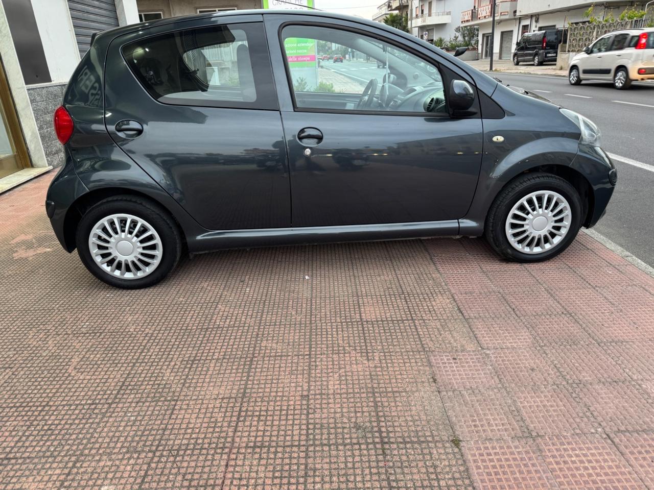 Toyota Aygo 1.0 12V VVT-i 5 porte Sol