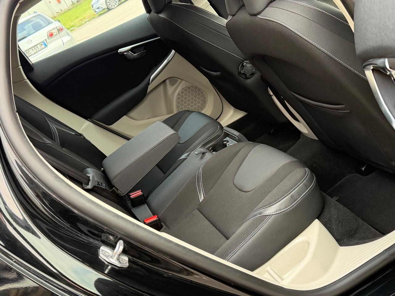 Volvo V40 120CV D2 R-design 2017 EURO6 Neopatentati