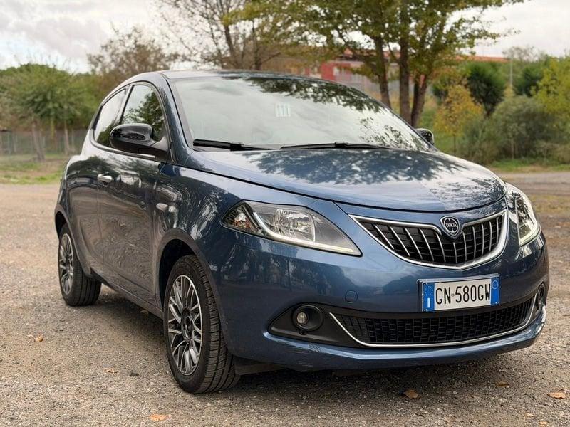 Lancia Ypsilon 1.0 FireFly Hybrid GOLD.