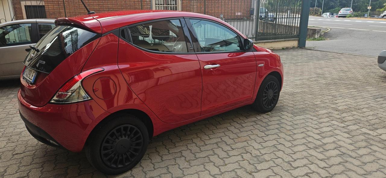Lancia Ypsilon 1.0 FireFly 5 porte S&S Hybrid Ecochic Silver