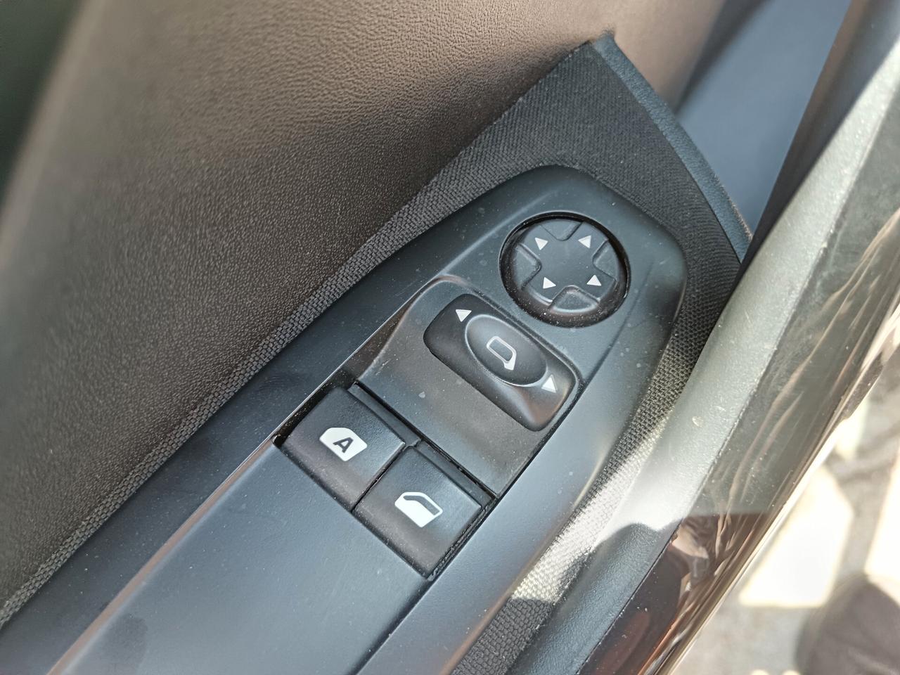 Peugeot 208 1.4 HDi 68CV 5P NEOPATENTATI