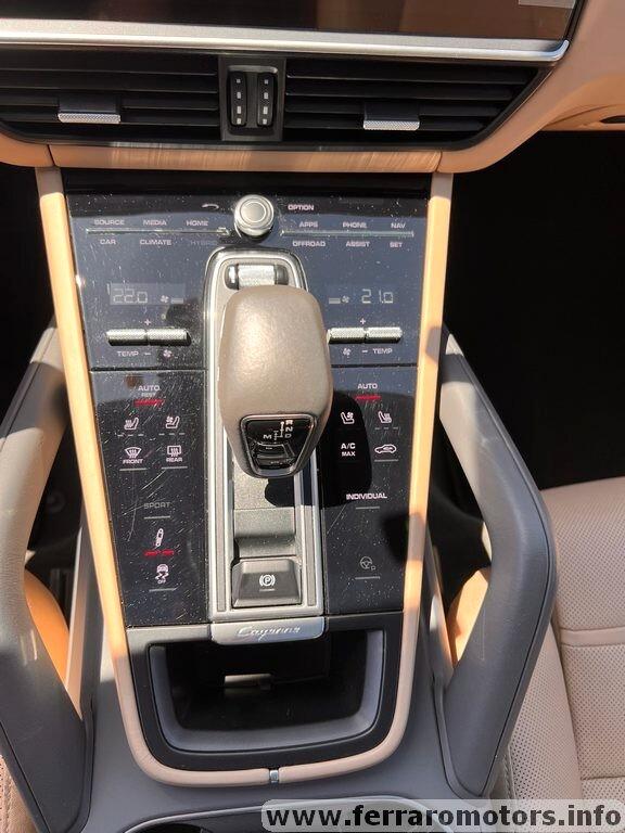 Porsche Cayenne Coupé 3.0 V6 E-Hybrida soli 779 euro al mese
