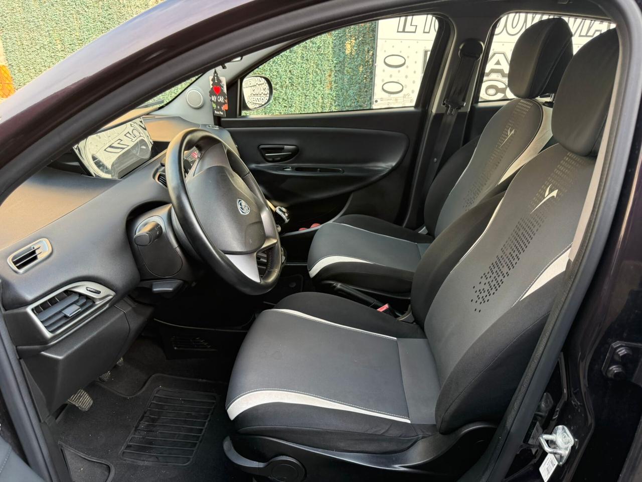Lancia Ypsilon 0.9 TwinAir 85 CV 5 porte Metano Ecochic Silver