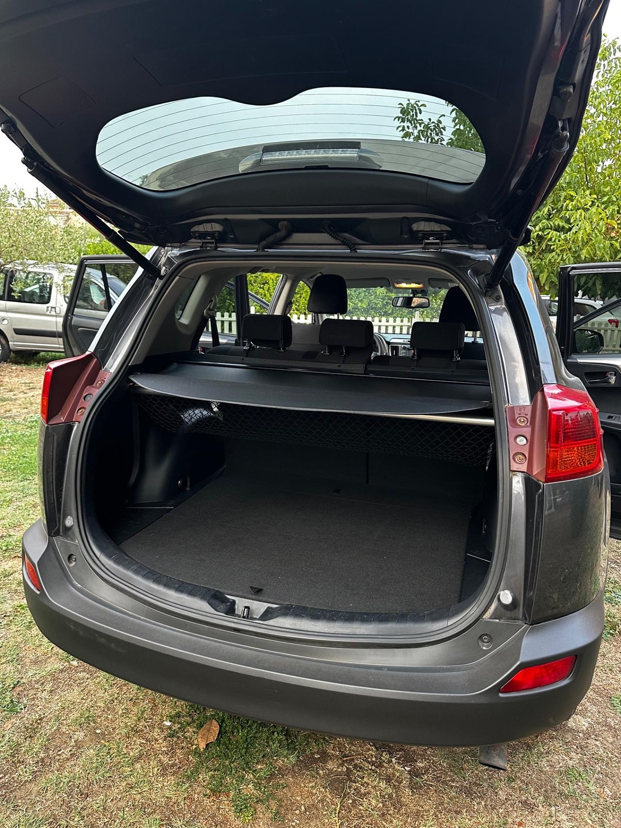 Toyota RAV 4 RAV4 2.0 D-4D 2WD Style White Ed.