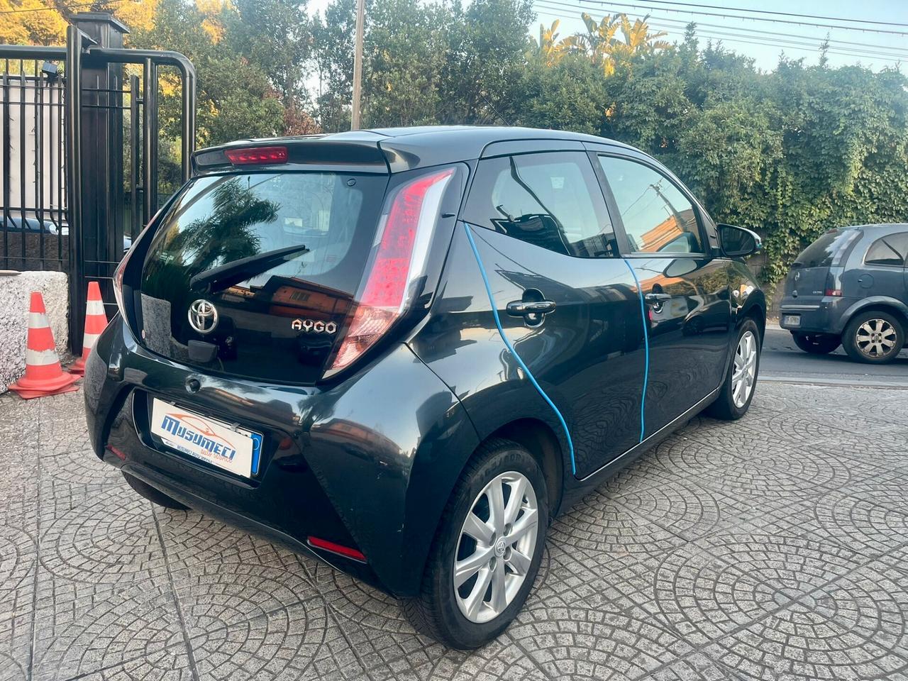 Toyota Aygo 1.0 VVT-i 69 CV 5 porte x-play TSS