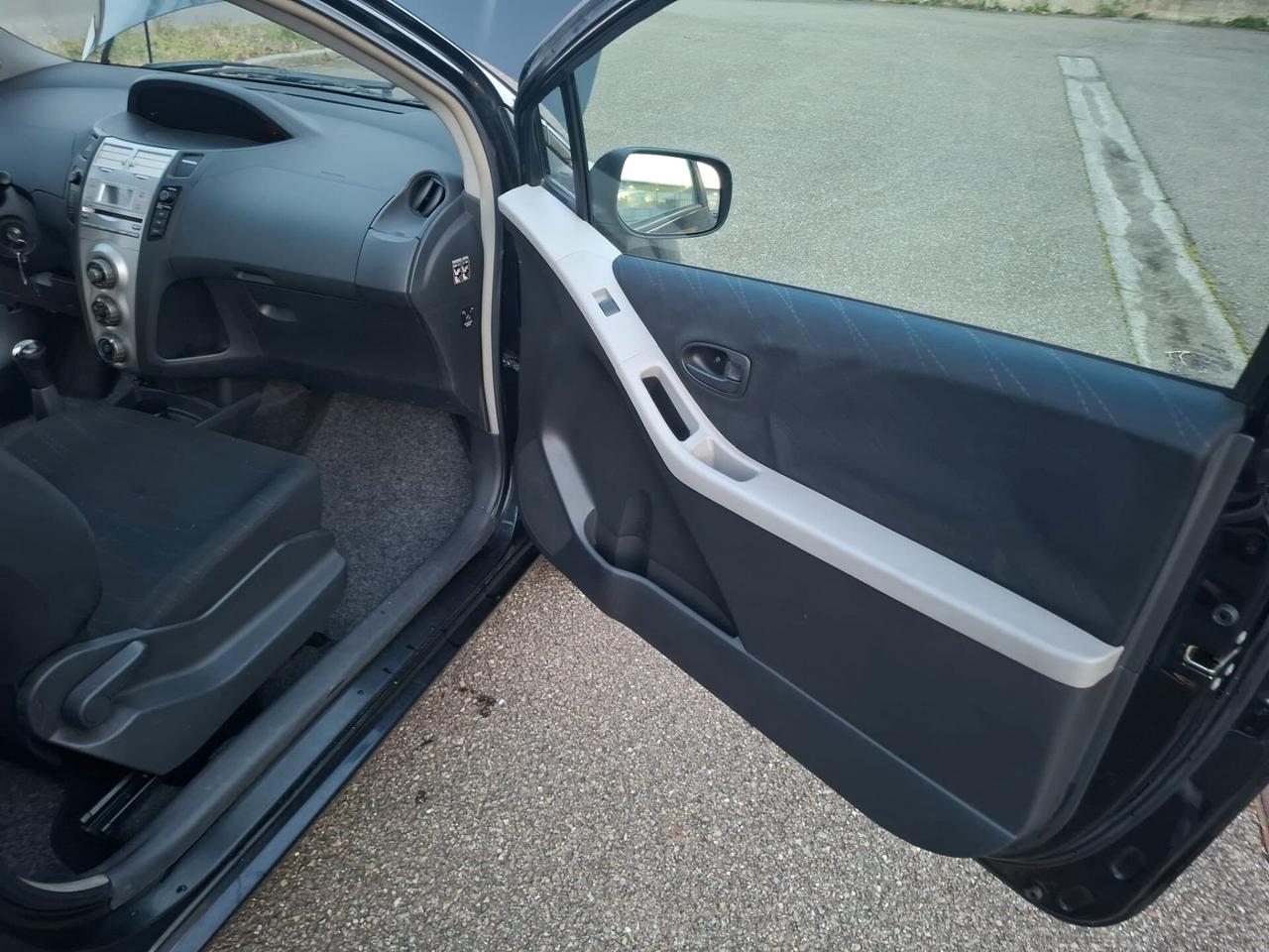 Toyota Yaris 1.0 3 porte SOLAMENTE 112.000 KM