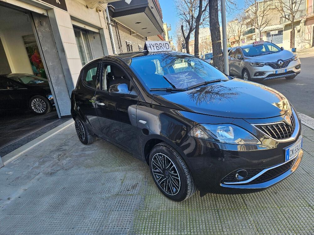 Lancia Ypsilon 1.0 FireFly 5 porte S&S Hybrid Silver