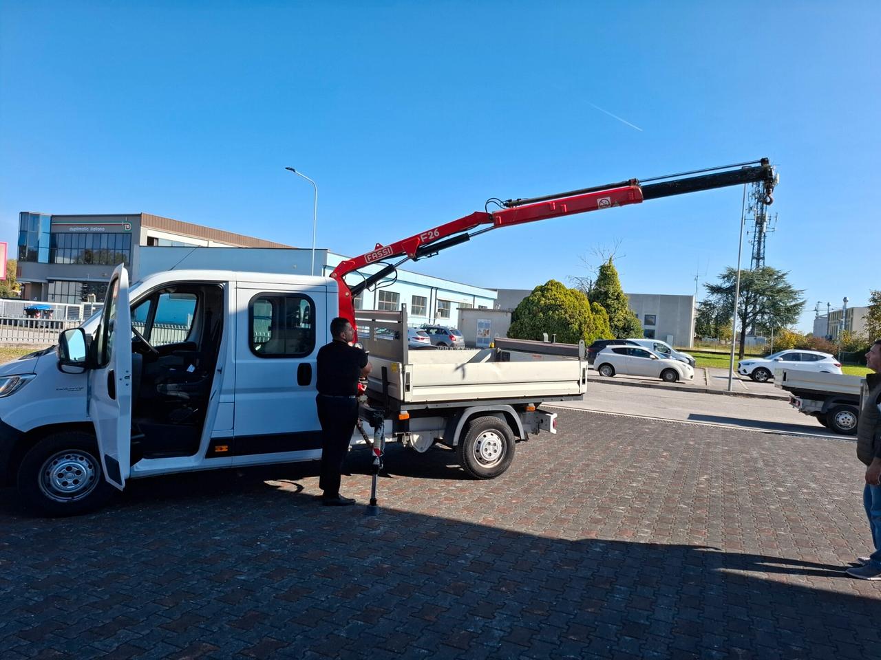 Fiat Ducato 2.3 cassonato con Doppia cabina 7 posti allestito con Gru Fassi