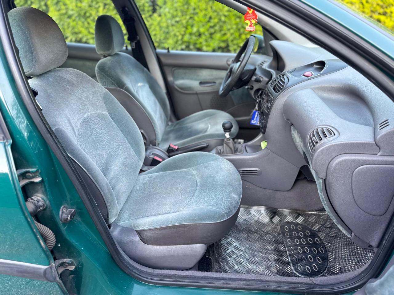 Peugeot 206 benzina con soli 110,000km