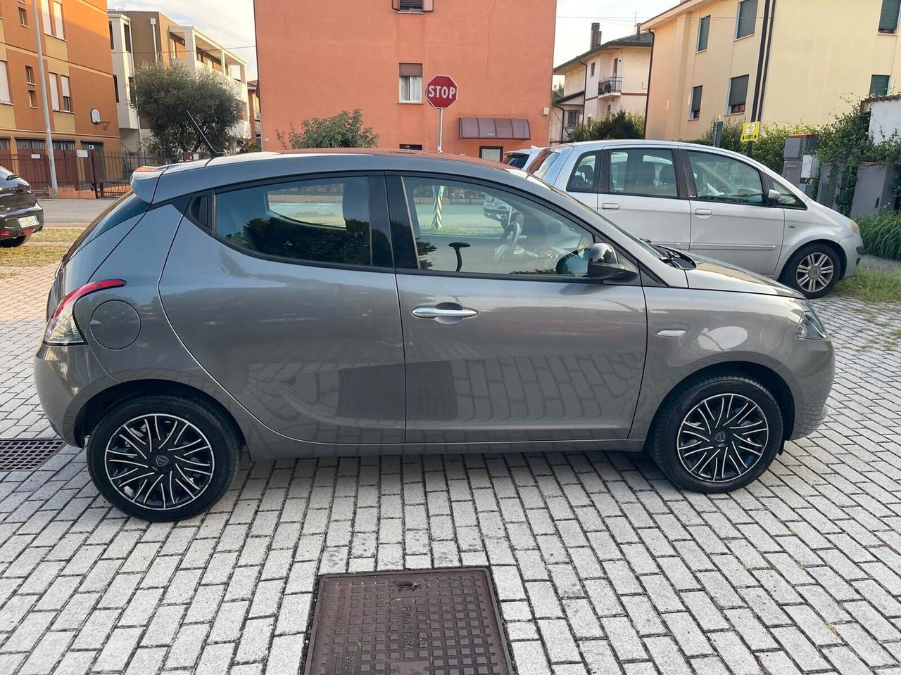 Lancia Ypsilon 1.0 FireFly 5 porte S&S Hybrid Ecochic A. Ferretti
