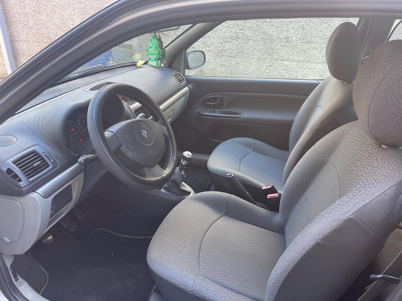 Renault Clio 1.4 16V benzina neopatentati
