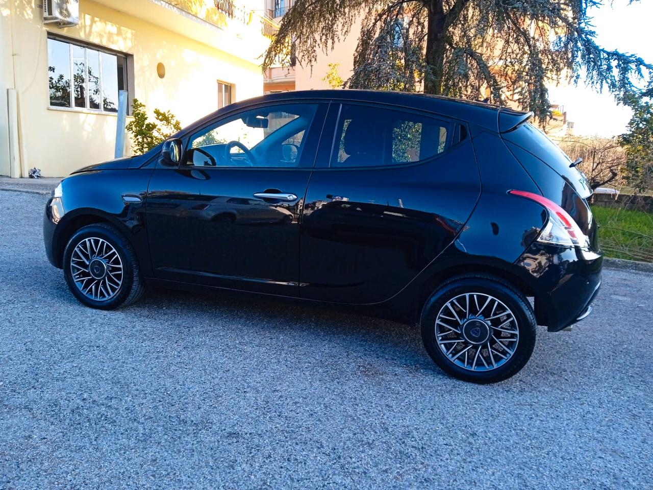 Lancia Ypsilon 1.0 FireFly 5 porte S&S Hybrid Ecoshic Gold