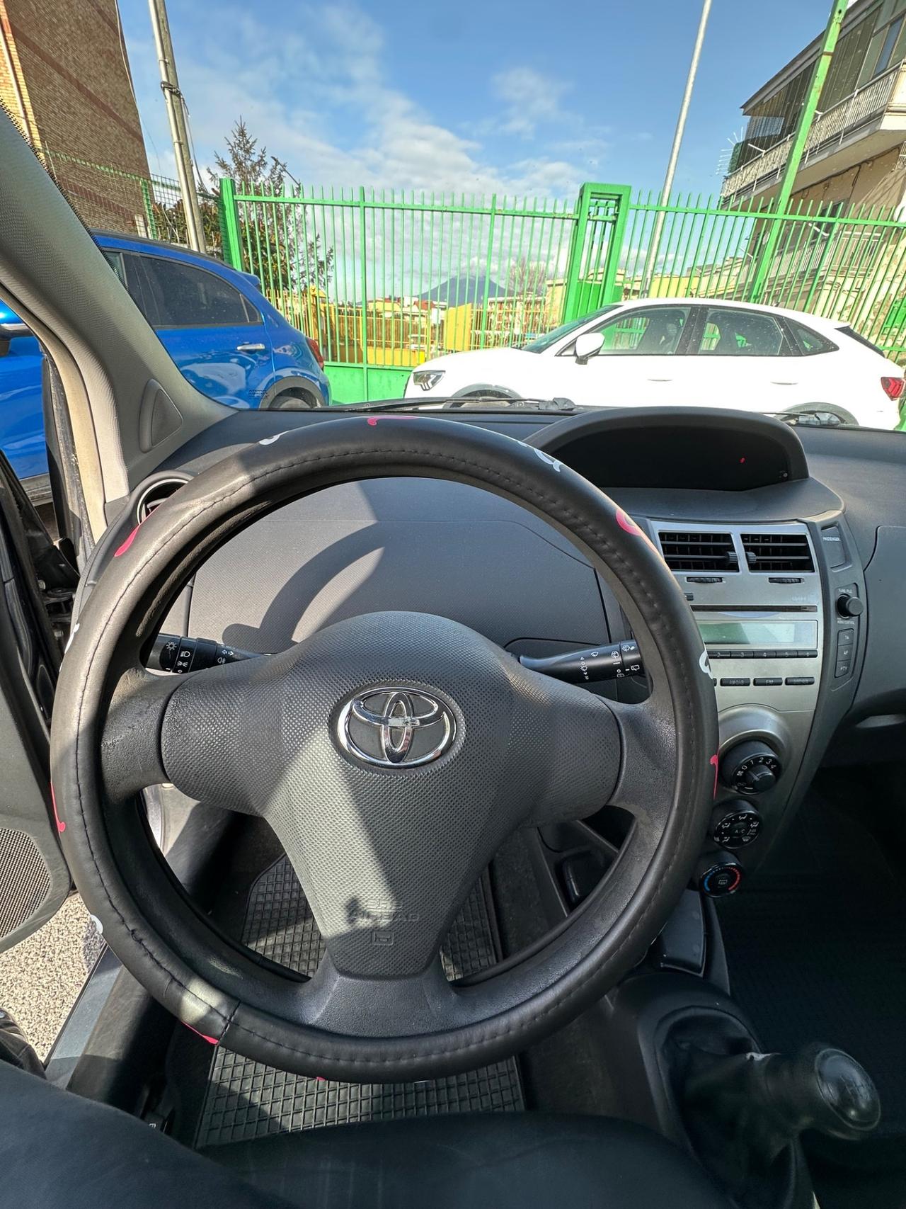 Toyota Yaris 1.0 5 porte Luxury pack