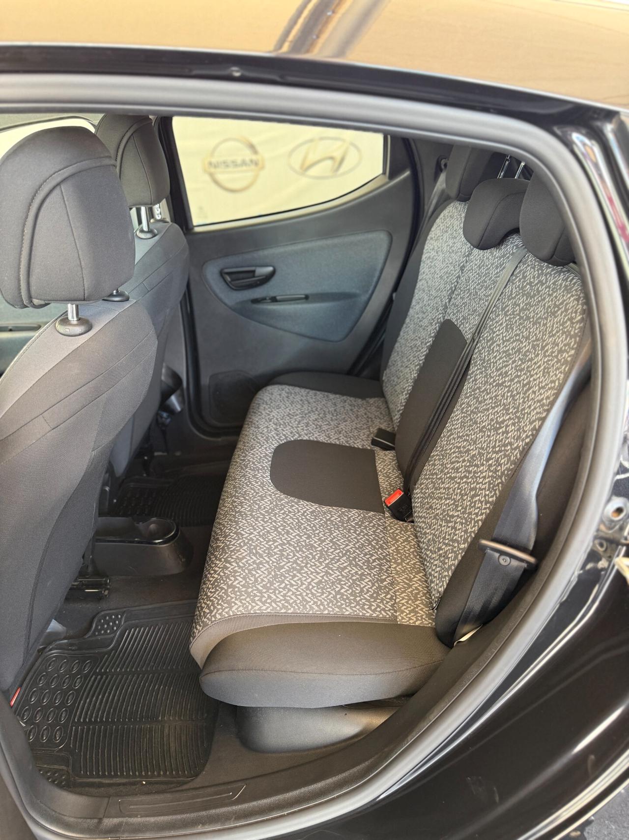 Lancia Ypsilon 1.0 FireFly 5 porte S&S Hybrid Ecochic Silver
