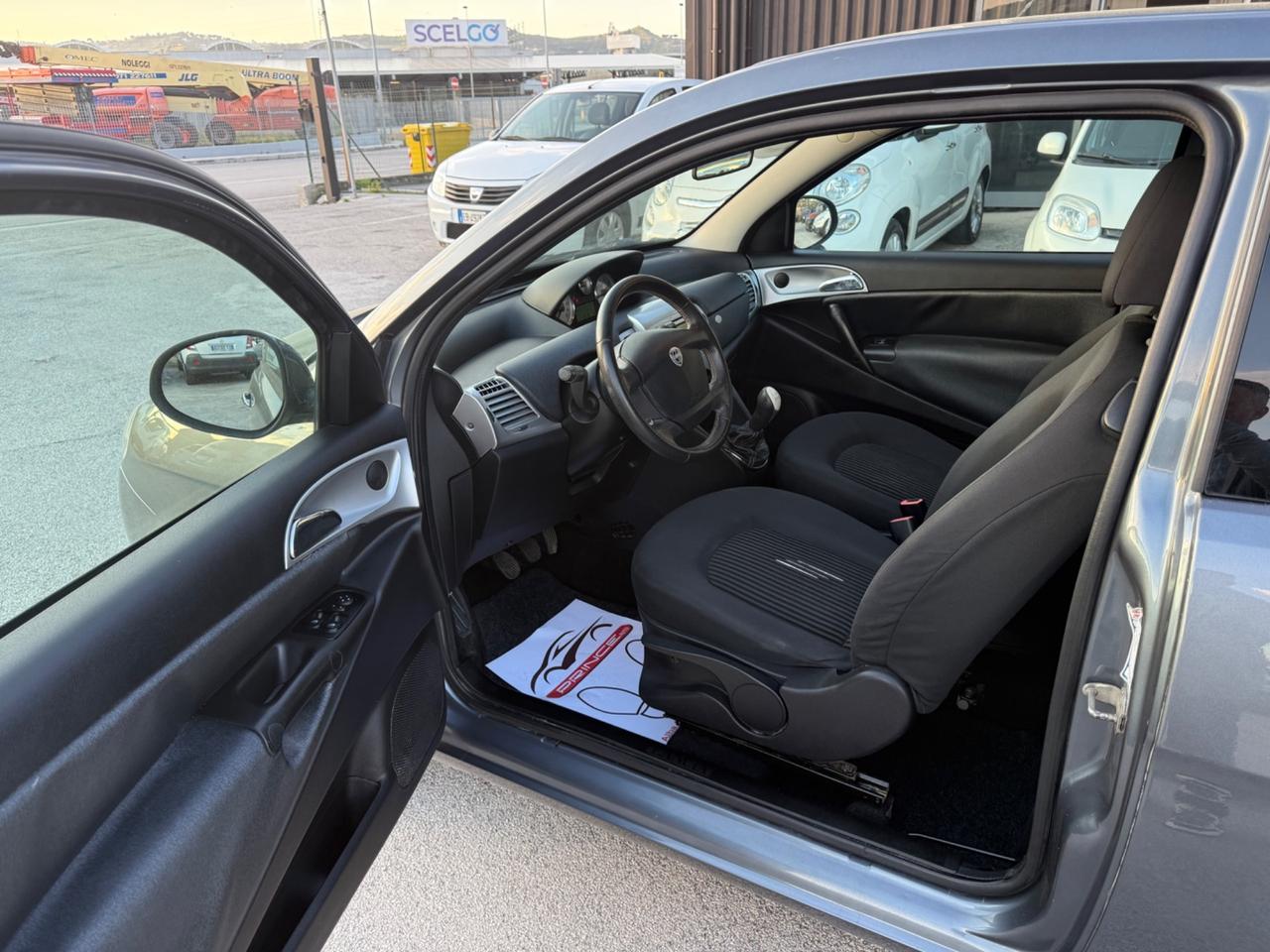 Lancia Ypsilon 1.3 MJT 75 CV Versus