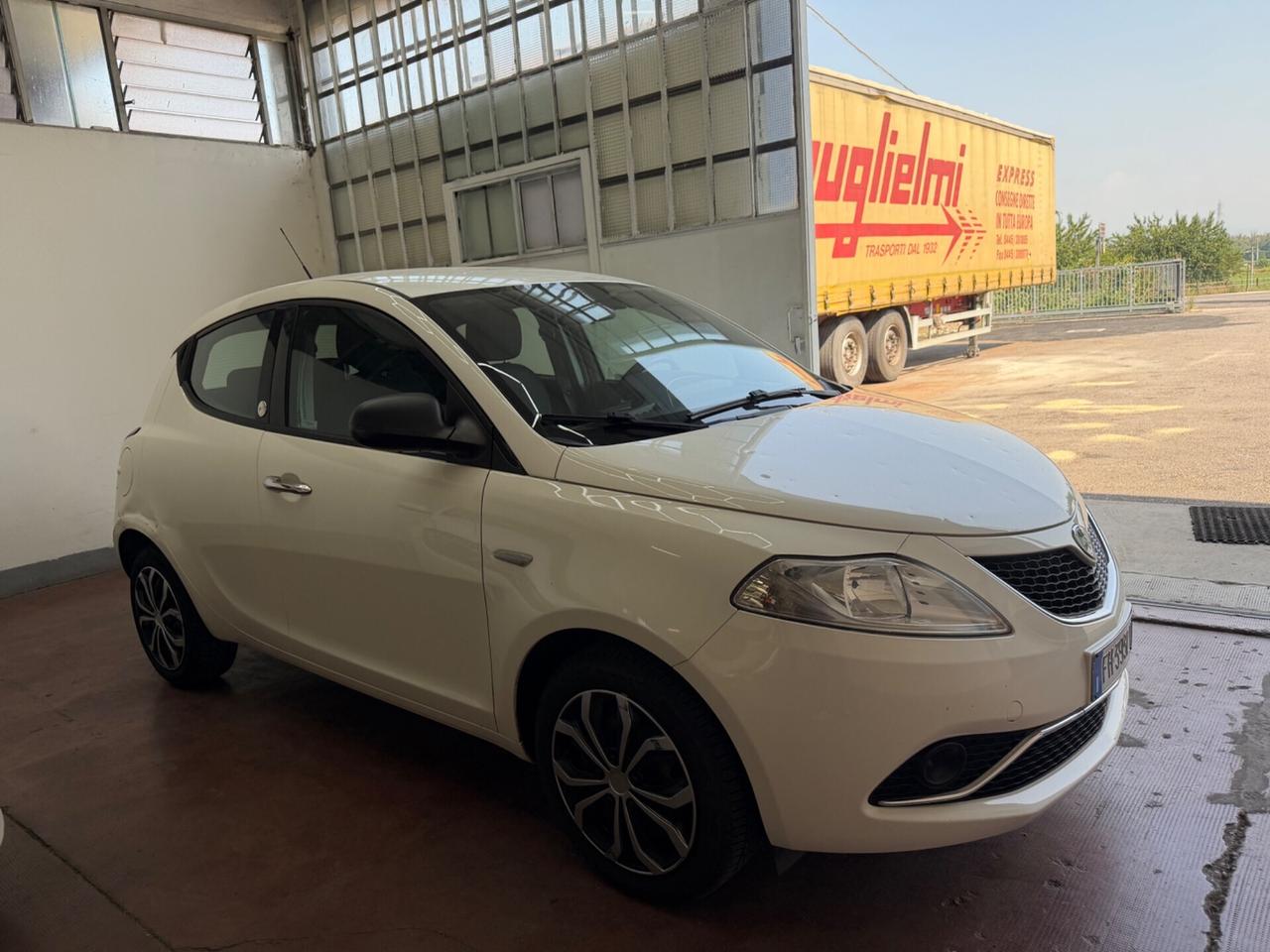 Lancia Ypsilon 1.2 69 CV 5 porte GPL Ecochic Silver