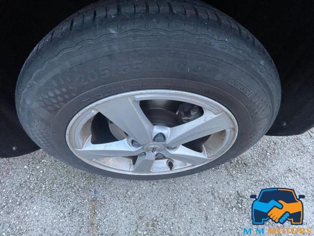 VOLVO V40 Kinetic con 12 mesi garanzia