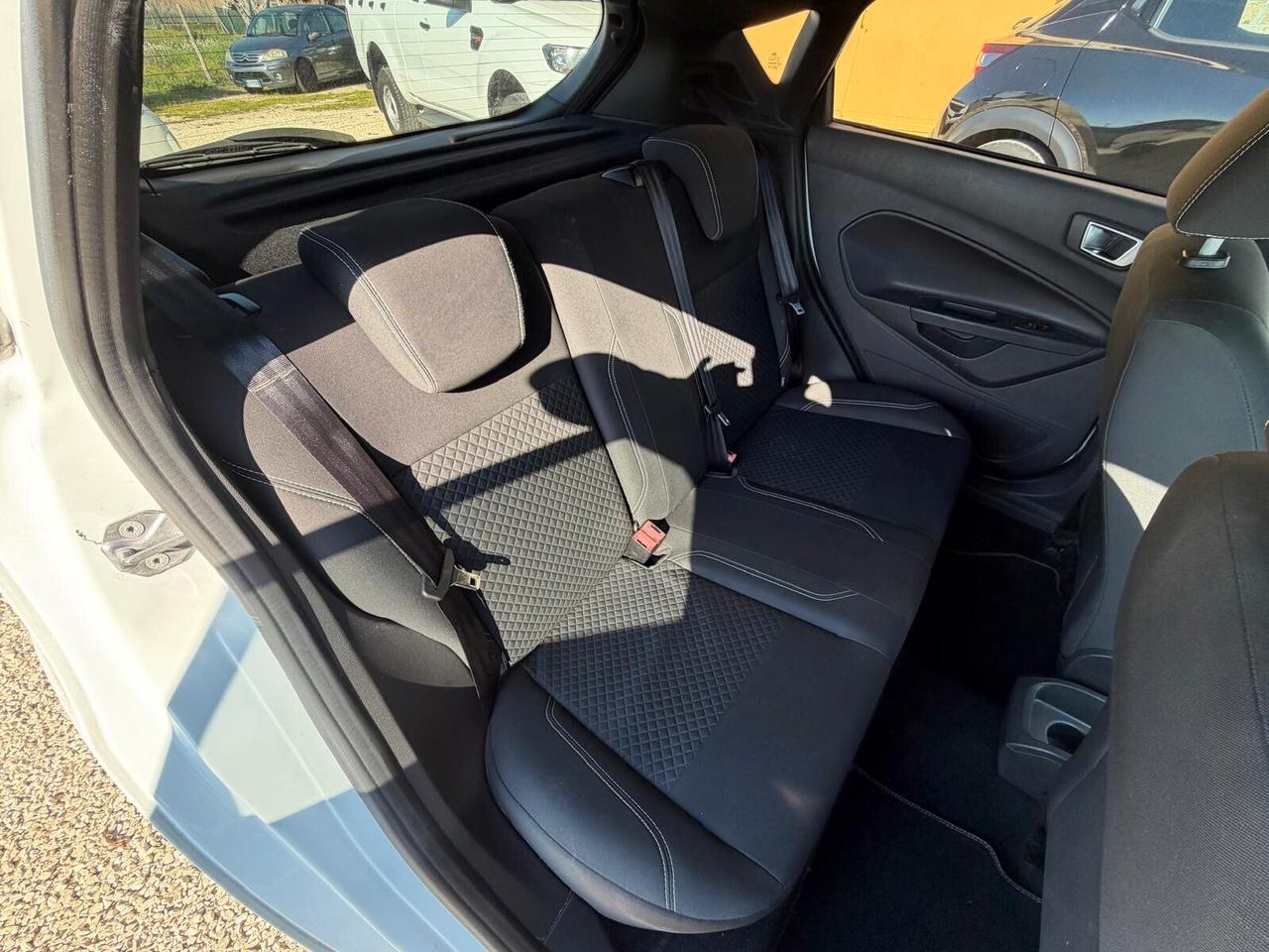 Ford Fiesta Cambio Automatico Black & White