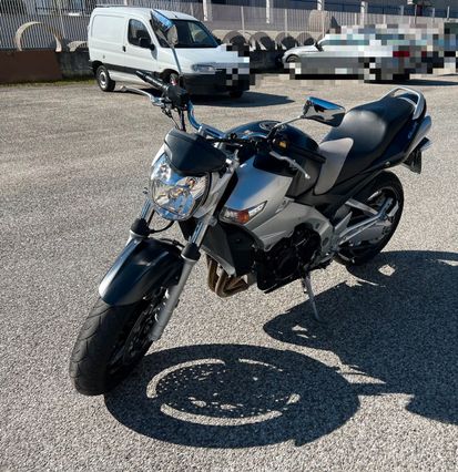 SUZUKI GSR 600