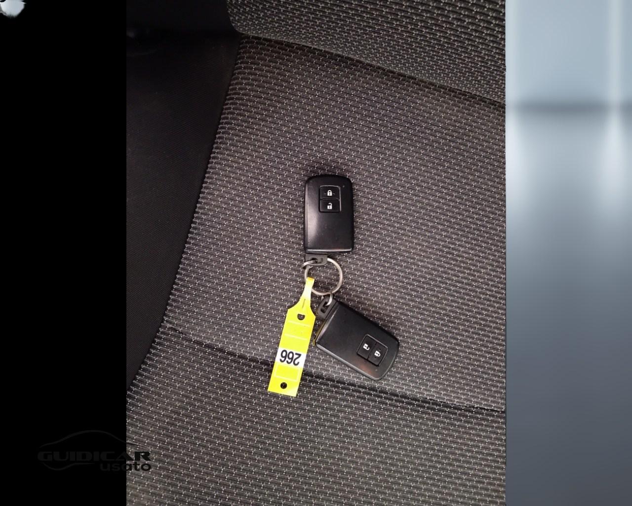 TOYOTA Yaris III 2015 - Yaris 5p 1.5h Active my16