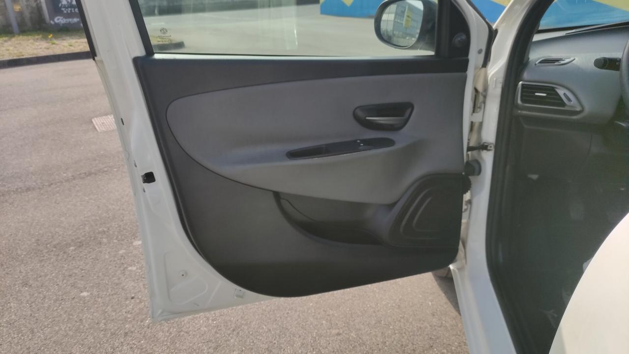 Lancia Ypsilon 1.3 MJT 95CV 5 porte NEOPATENTATI - 2015