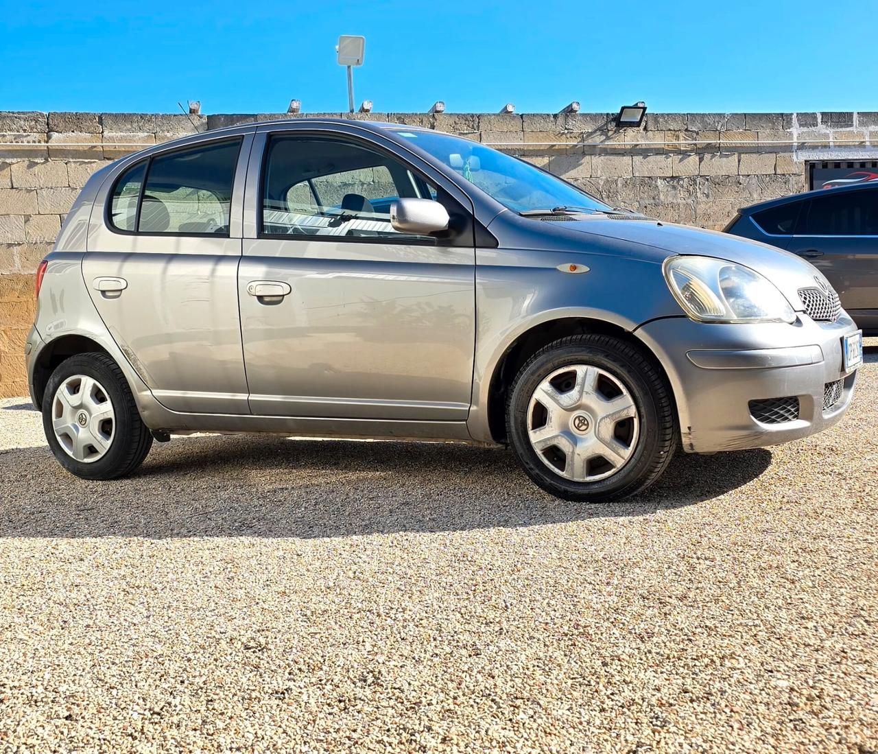 Toyota Yaris 1.0i 16V cat 5 porte Sol
