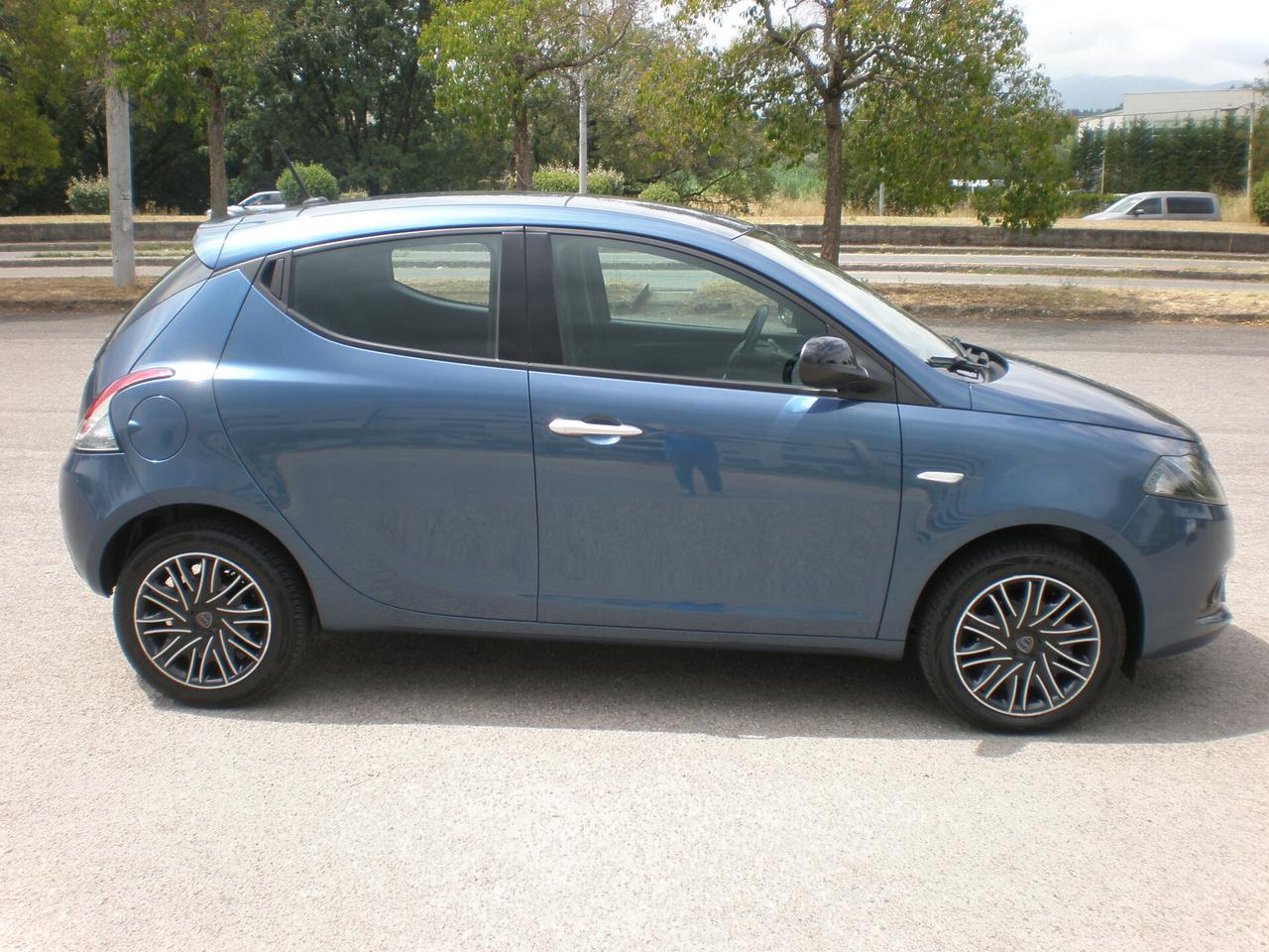 Lancia Ypsilon 1.0 Hybrid, del 2023, full, nuova
