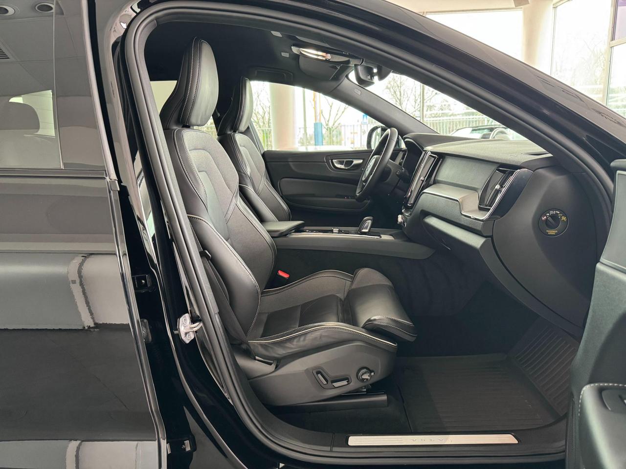 Volvo XC60 2.0 b4 R-design awd aut. Plus Dark