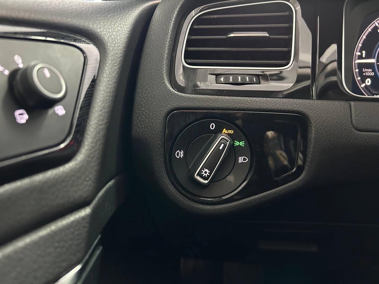 Volkswagen Golf 2.0 TDI DSG 5p. Sport R-LINE