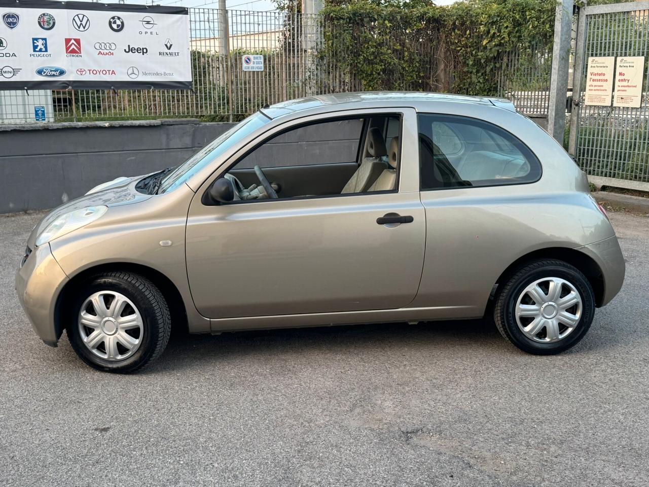 Nissan Micra 1.0 16V 3 porte Visia