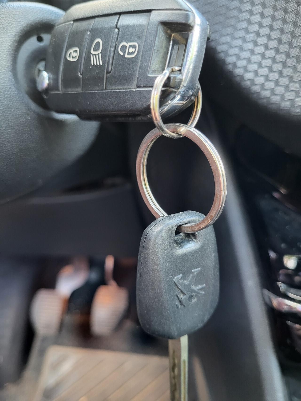 PEUGEOT 2008 1,6 HDI-TETTO PANOR-NAVI-3 REVISIONI