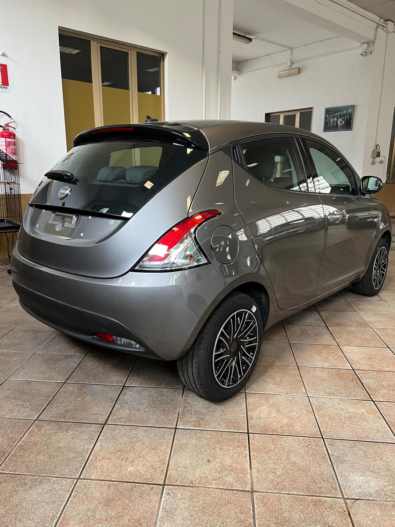 Lancia Ypsilon 1.0 FireFly 5 porte S&S Hybrid Ecochic Silver