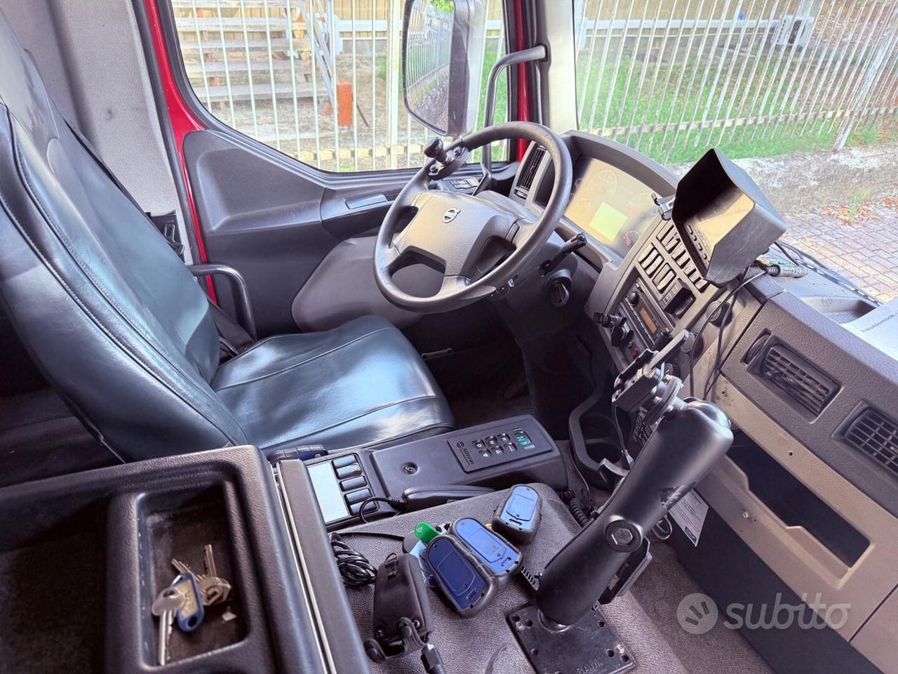 Volvo FE 300 - COMPATTATORE PER RIFIUTI A 4 SCOMPA