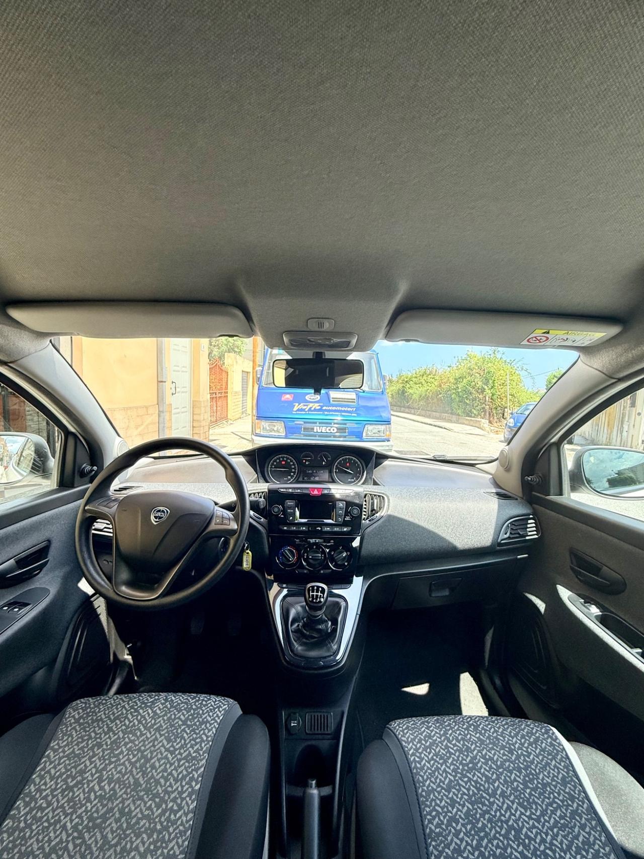 Lancia Ypsilon 1.0 FireFly 5 porte S&S Hybrid Ecochic Silver