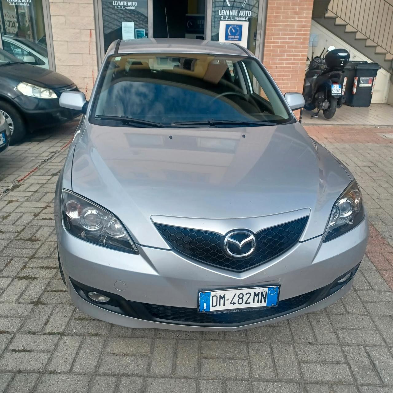 110.118 MAZDA 3 SEMBRA NUOVA OK NEOPATENTATI