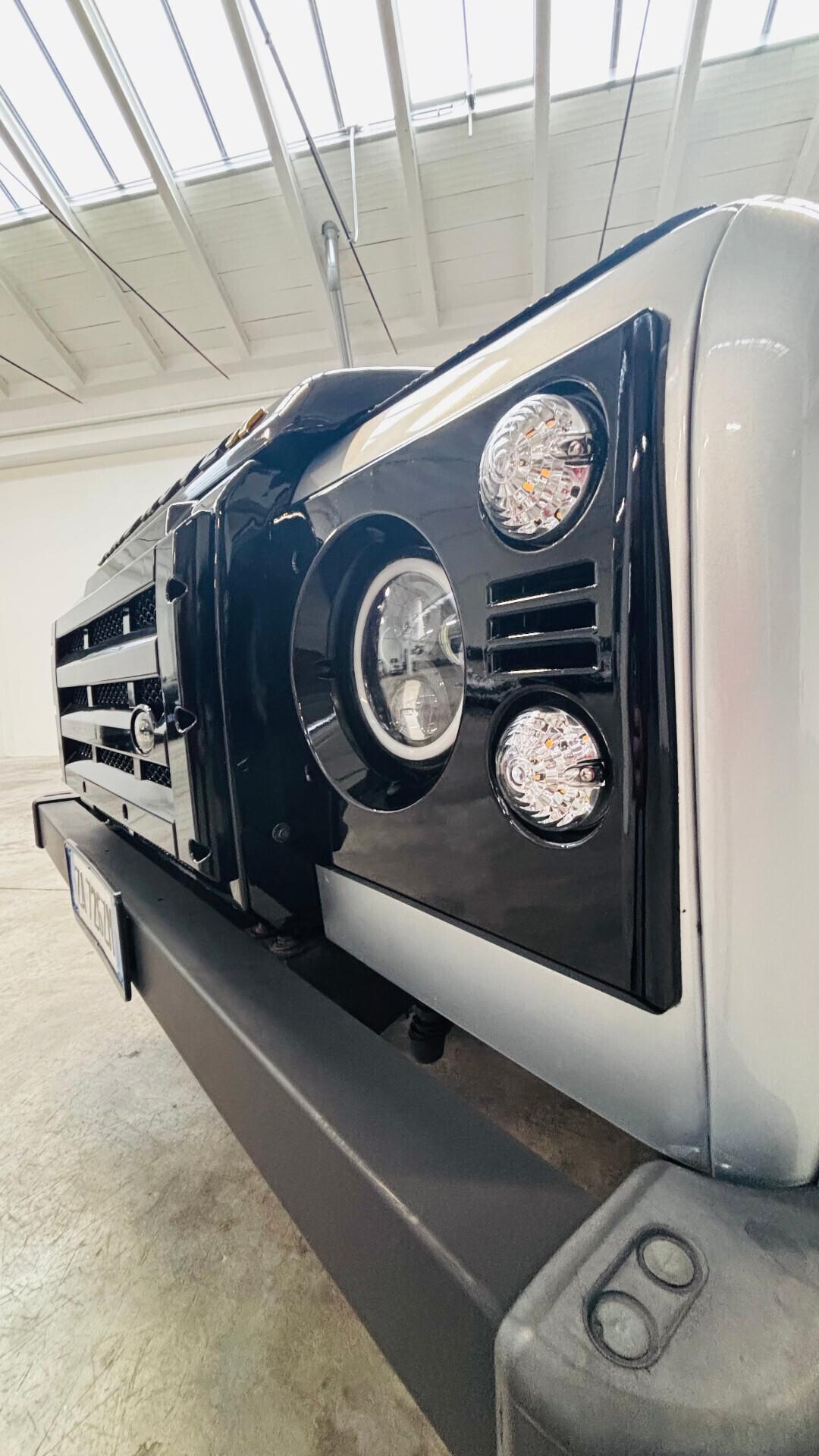 Land Rover Defender 110 (2009) – Edizione Custom Silver & Black