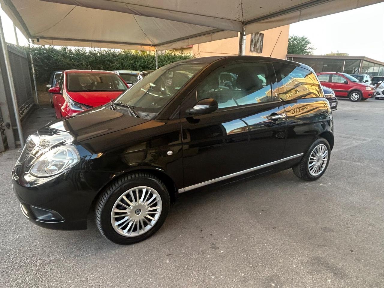 Lancia Ypsilon 1.3 MJT 75 CV versus