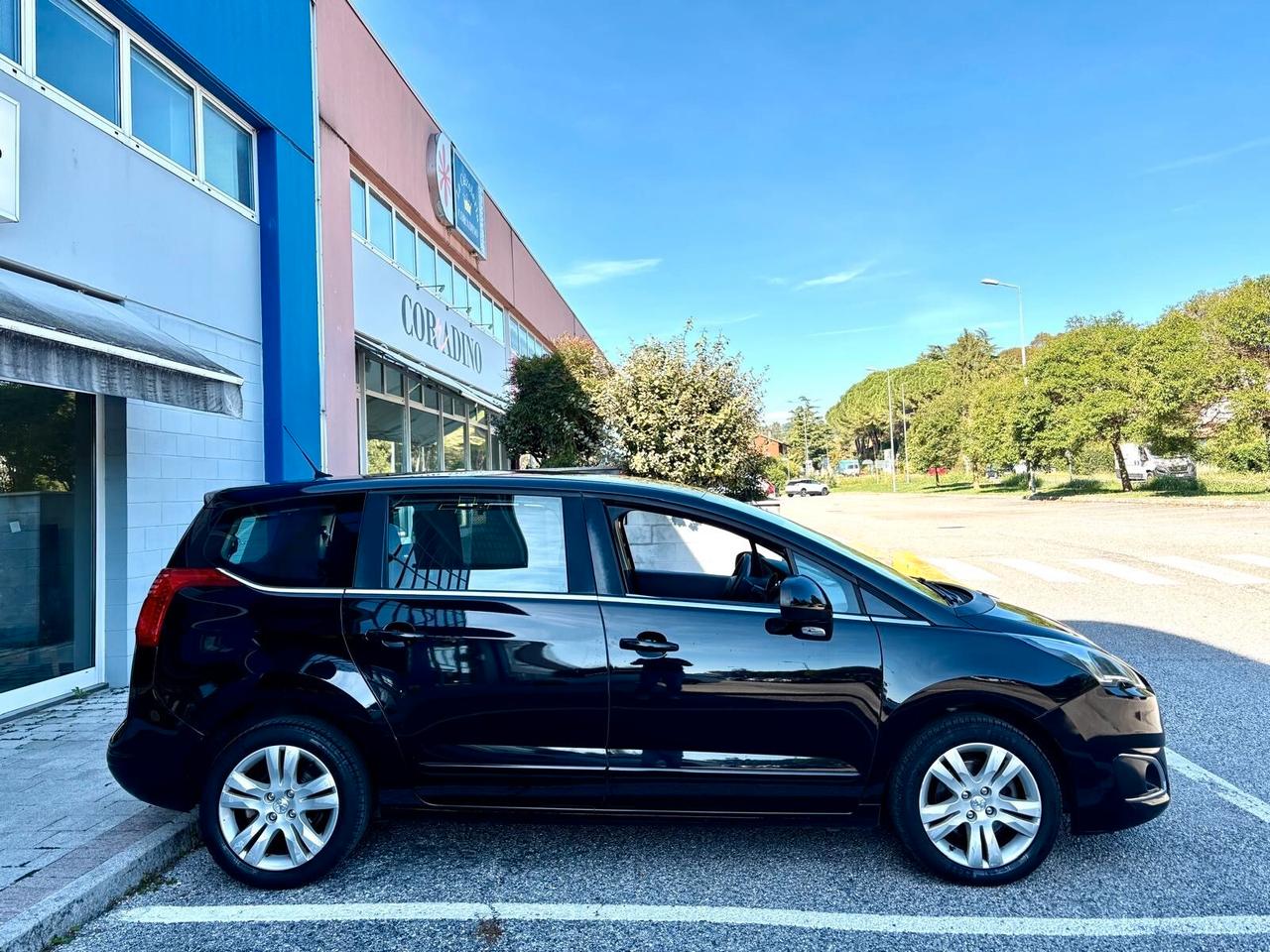 Peugeot 5008 BlueHDi 120 cv Neopatentati