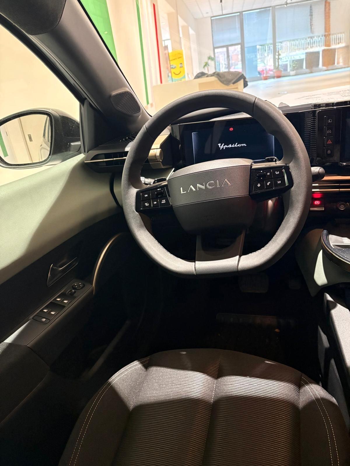 Lancia Ypsilon Hybrid e-DCT