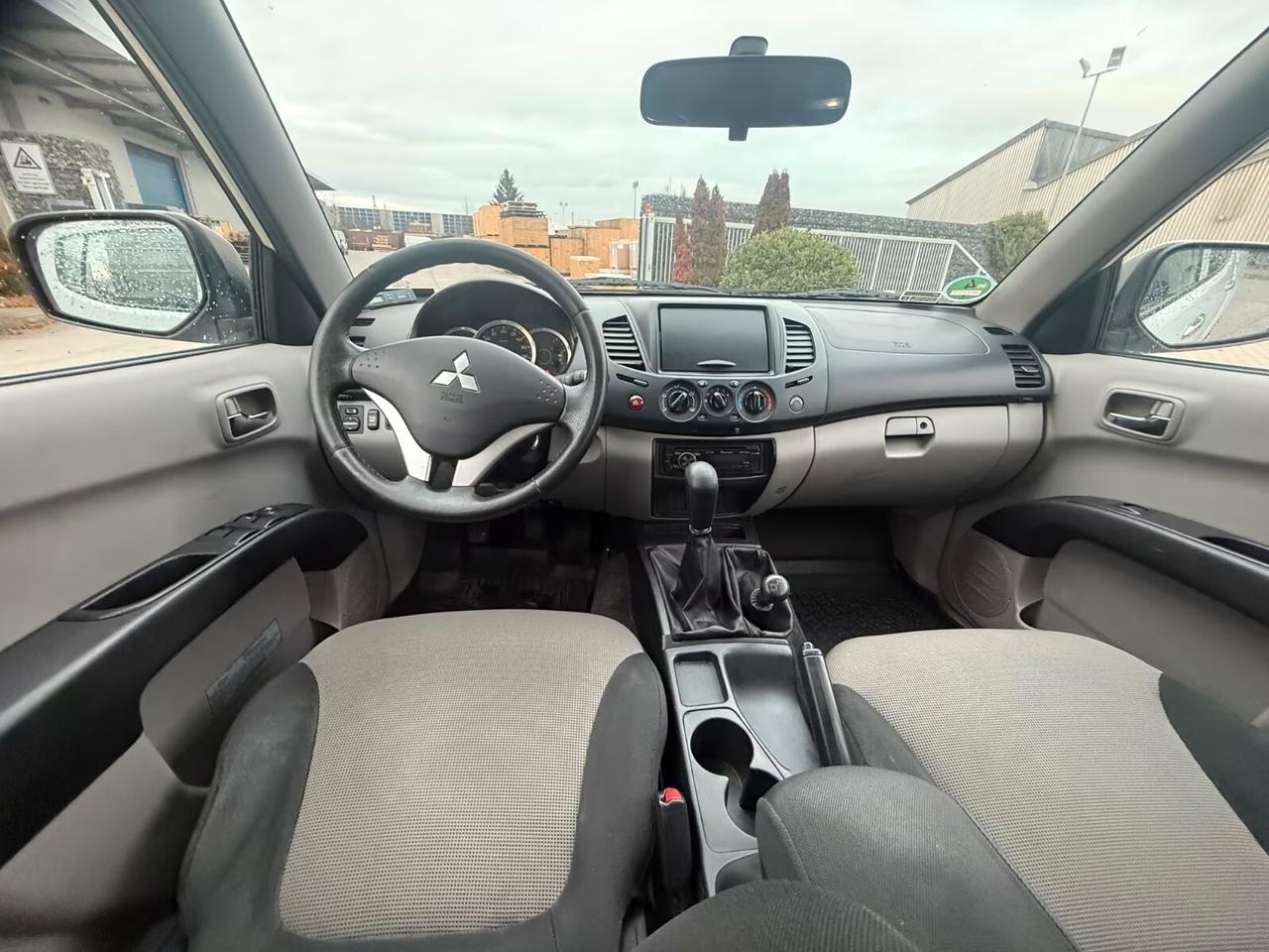 Mitsubishi L200 DC Invite 4WD aria condizionata