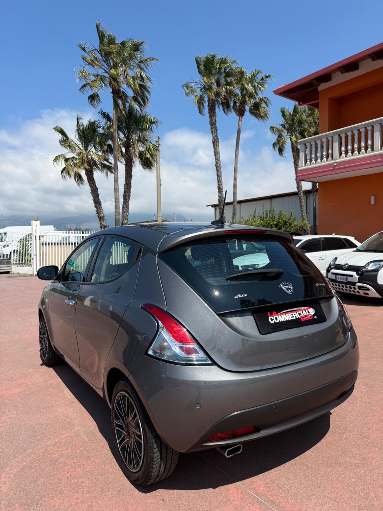 Lancia Ypsilon 1.0 Hybrid 69cv