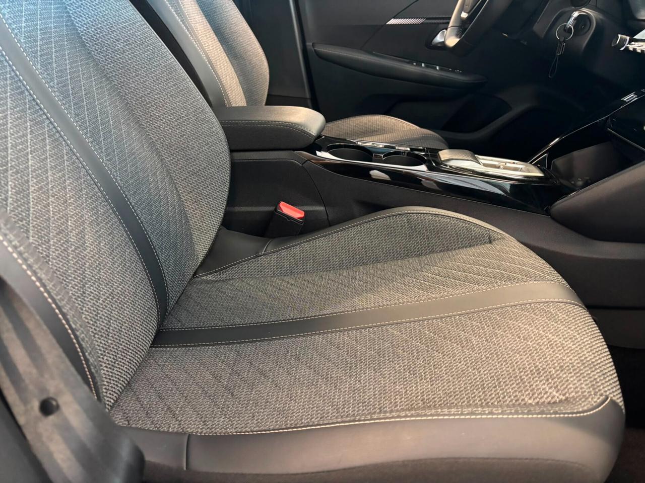 Peugeot 208 ALLURE Hybrid 110 e-DCS6 SPOTICAR
