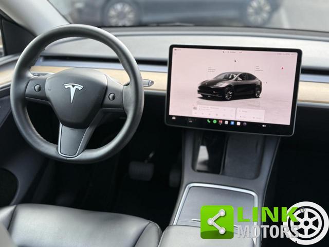 TESLA Model Y longe