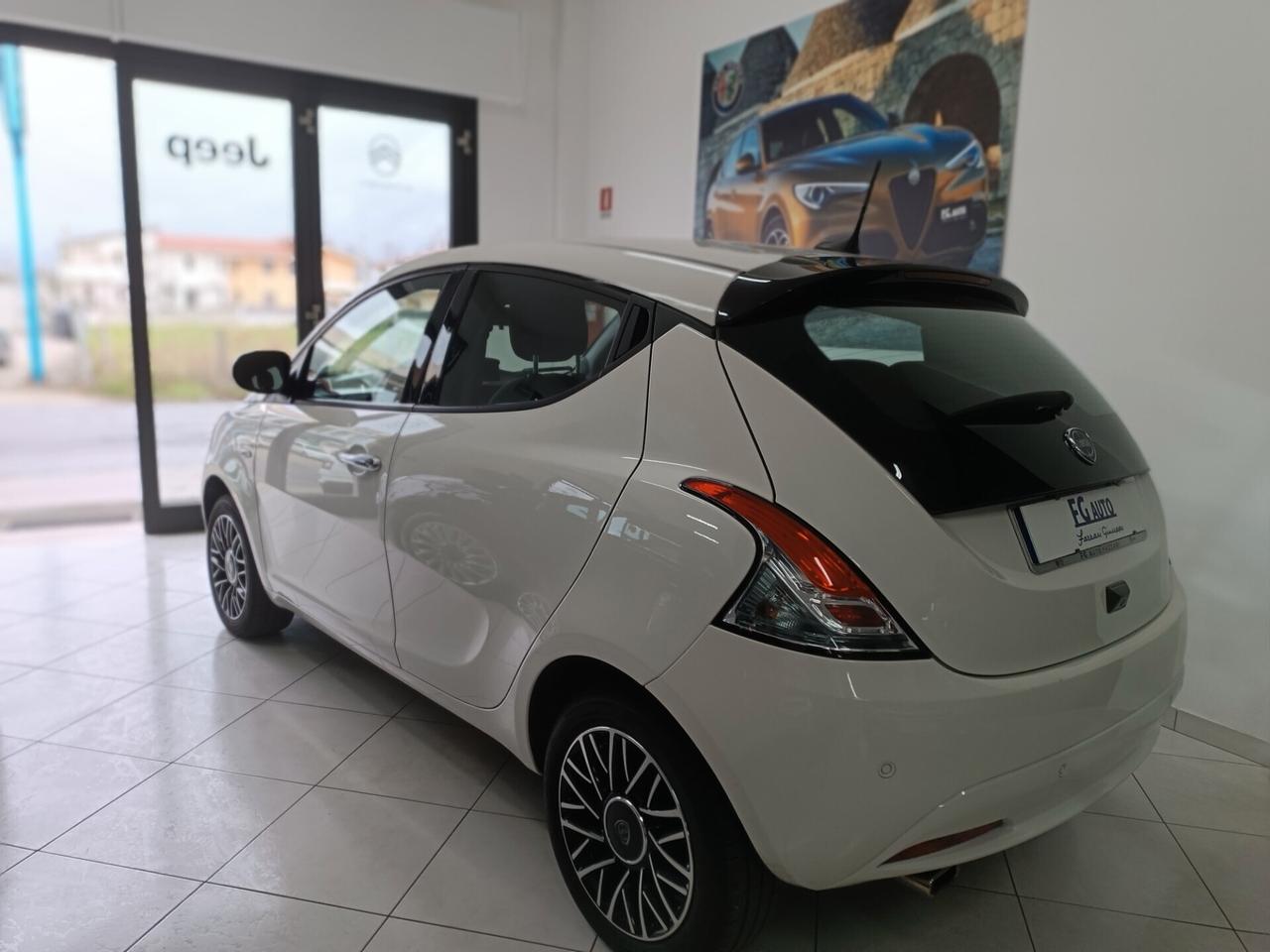 Lancia Ypsilon 1.0 FireFly 5 porte S&S Hybrid Platino