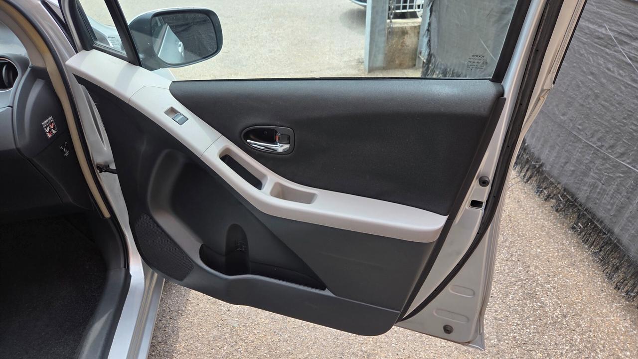 Toyota Yaris 1.0 5 porte Sol unica proprietaria km. 117.000