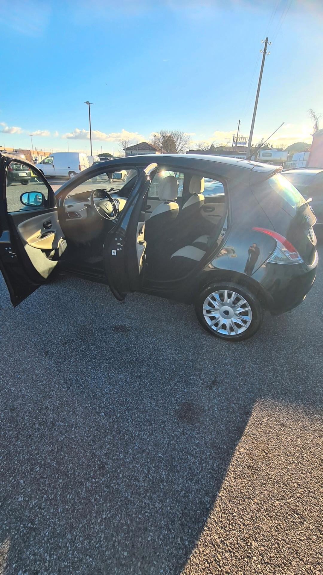 Lancia Ypsilon 1.2 69 CV Unyca
