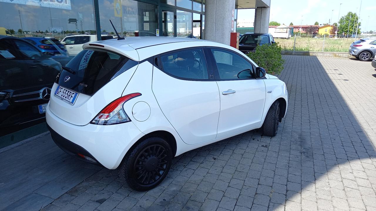 Lancia Ypsilon 1.0 FireFly 5 porte S&S Hybrid Ecochic Silver